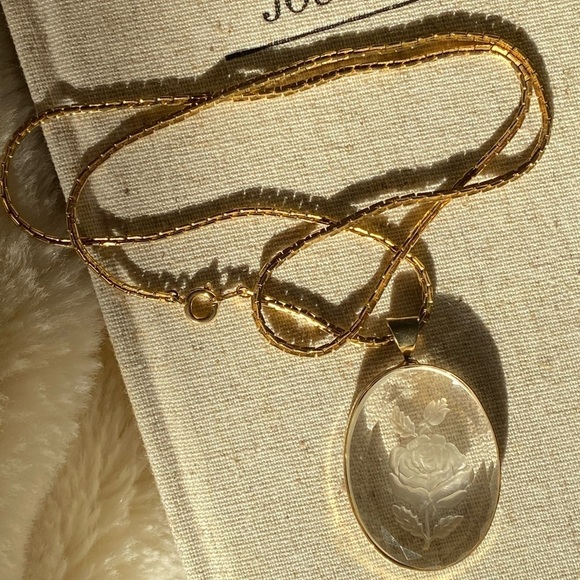 Beautiful estate sale carved rose and gold tone vintage necklace